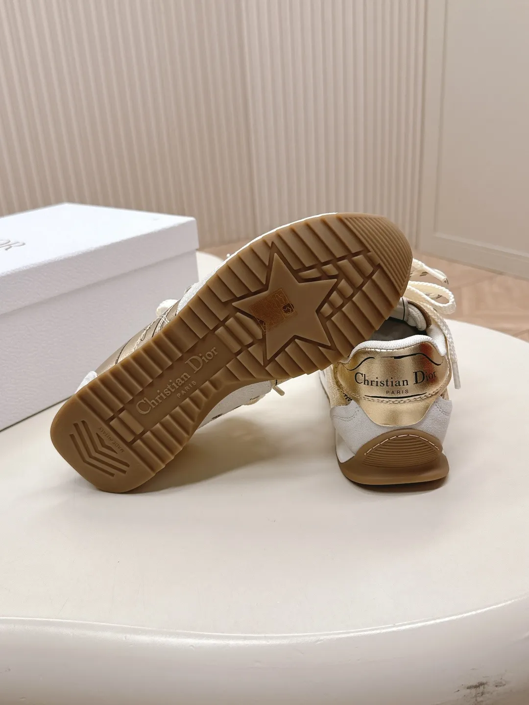 👟👟Ex-factory price 660👟👟 Dior sketch Dior spring and summer catwalk style graffiti sketch moral training shoes Forrest shoes. Original development. The most photographed item in the 25ss spring and summer show. This pair of shoes has changed the single design style of Forrest shoes in the previous impression. It retains the original shape. The details are very in line with the current fashion trend, but it also incorporates the manager's new understanding and retro feelings for Forrest shoes. The overall feeling is brand new. The material is a bit matte leather, full of retro style. It looks very high-end. The feeling on the foot is very convex. The upper foot is really good-looking and versatile. It can be worn with any style of clothes, pants and skirts. It looks good on anyone. Original combination outsole Size: 35-45